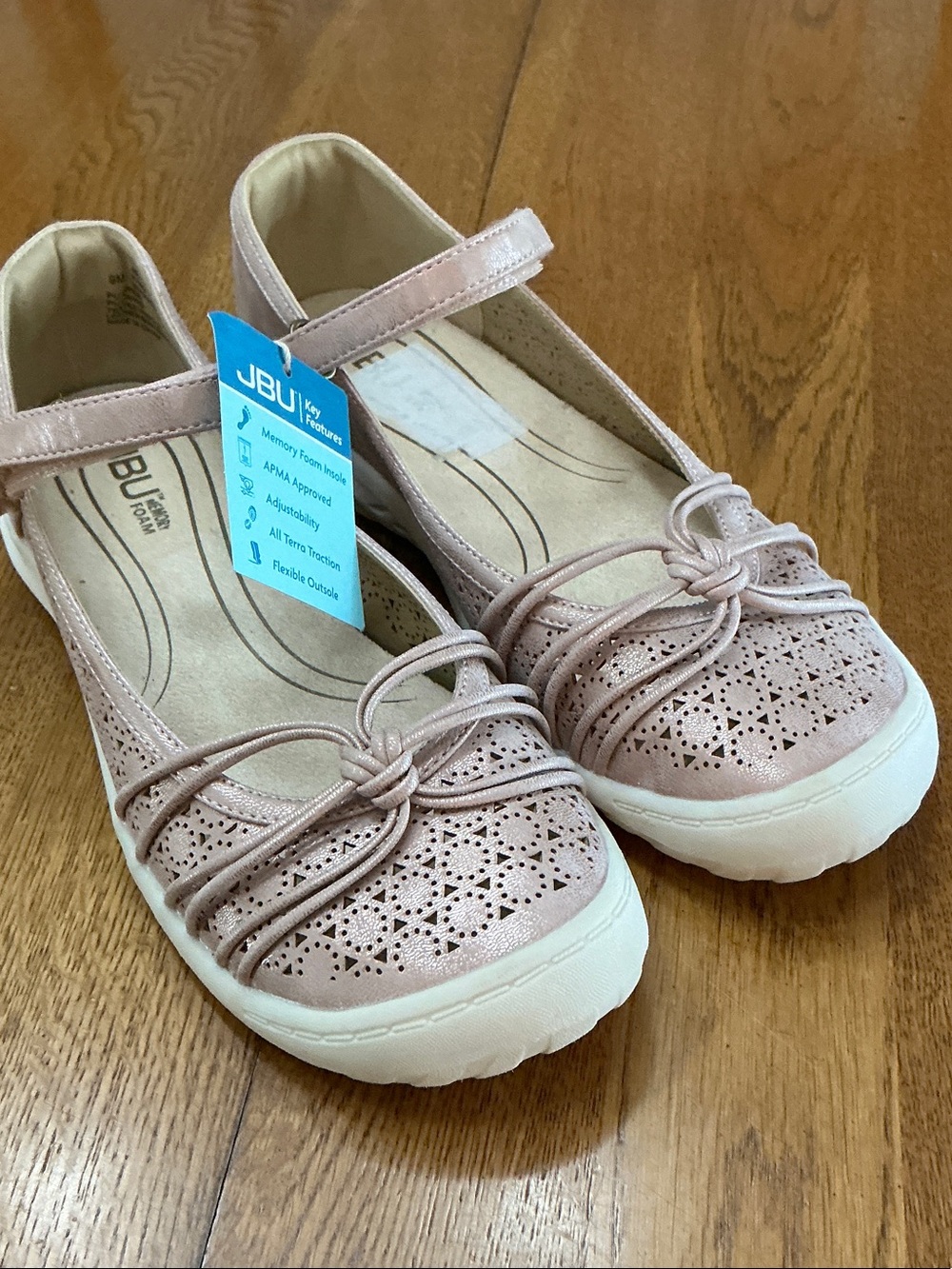 Woman’s JBU metallic pink mary janes. Size 9. Like new! Hook+loop strap. So cute